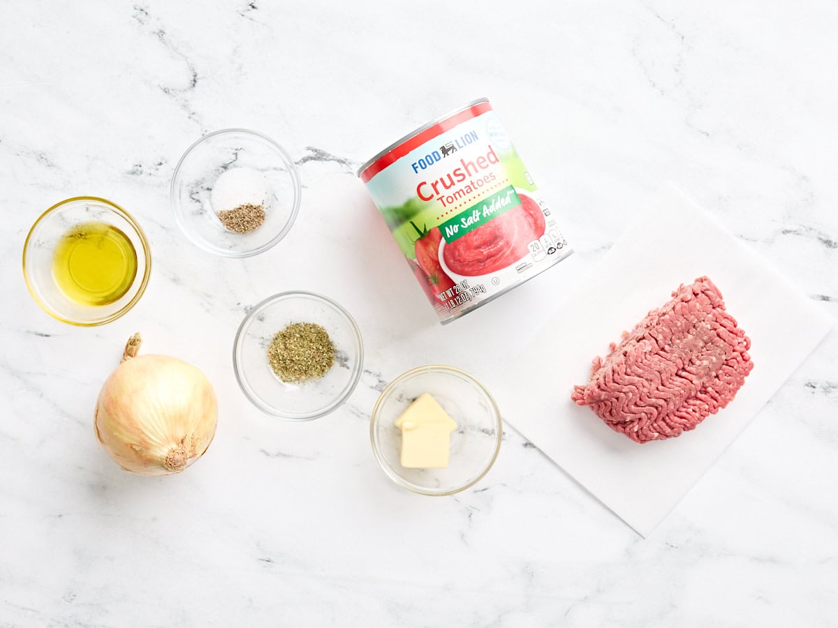 The ingredients to make homemade pasta sauce.